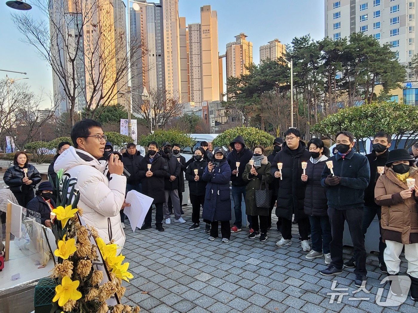 9일 오후 5시께 전북 전주시 전북도청 앞에서 전주 A 추모공원 유족협의회가 촛불집회를 열고 있다.2025.12.9/뉴스1 문채연 기자