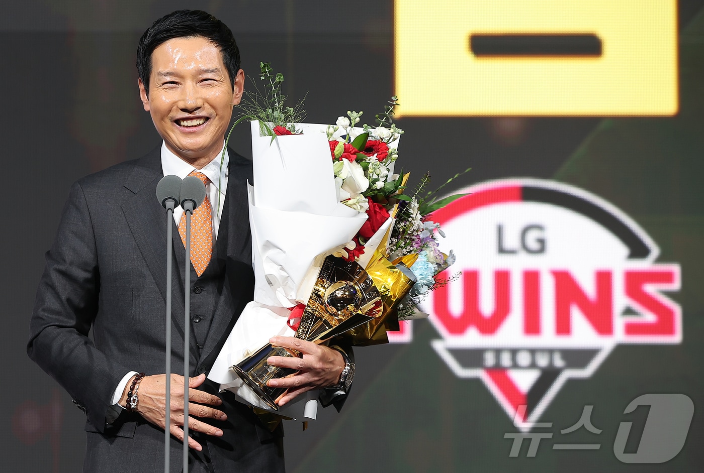 9일 오후 서울 송파구 롯데호텔 월드에서 열린 프로야구 2025 신한 SOL뱅크 골든글러브 시상식에서 올해의 감독상을 수상한 LG 염경엽 감독이 소감을 말하고 있다. 2025.12.9/뉴스1 ⓒ News1 김진환 기자