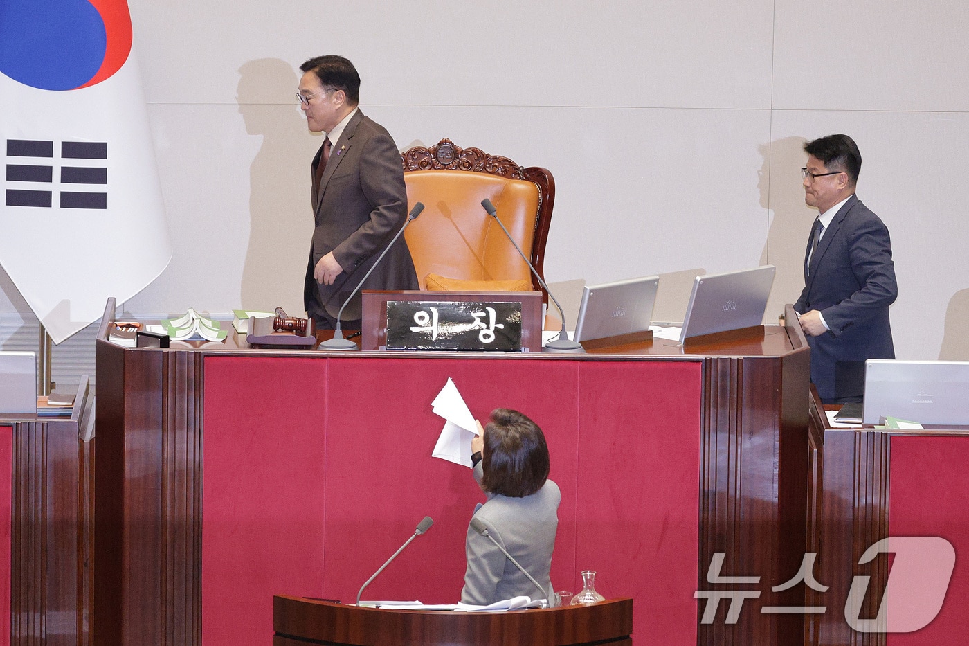 나경원 국민의힘 의원이 9일 서울 여의도 국회에서 열린 제429회국회(정기회) 제16차 본회의에서 무제한 토론(필리버스터) 중 우원식 의장이 정회를 선포하자 항의하고 있다. 2025.12.9/뉴스1 ⓒ News1 신웅수 기자