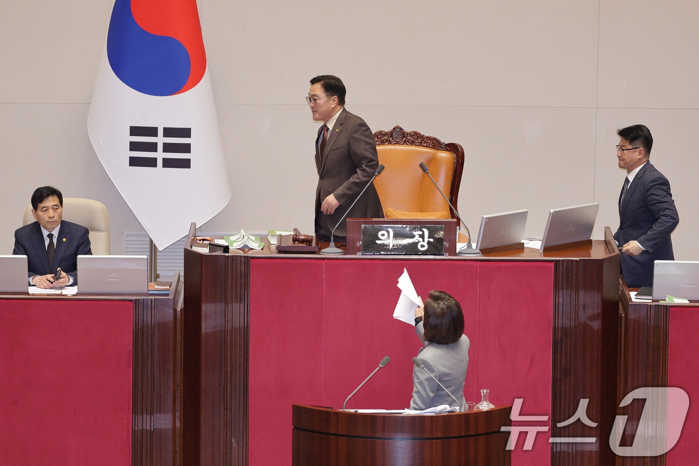 나경원 국민의힘 의원이 9일 서울 여의도 국회에서 열린 제429회국회&#40;정기회&#41; 제16차 본회의에서 무제한 토론&#40;필리버스터&#41; 중 우원식 의장이 정회를 선포하자 항의하고 있다. 2025.12.9/뉴스1 ⓒ News1 신웅수 기자