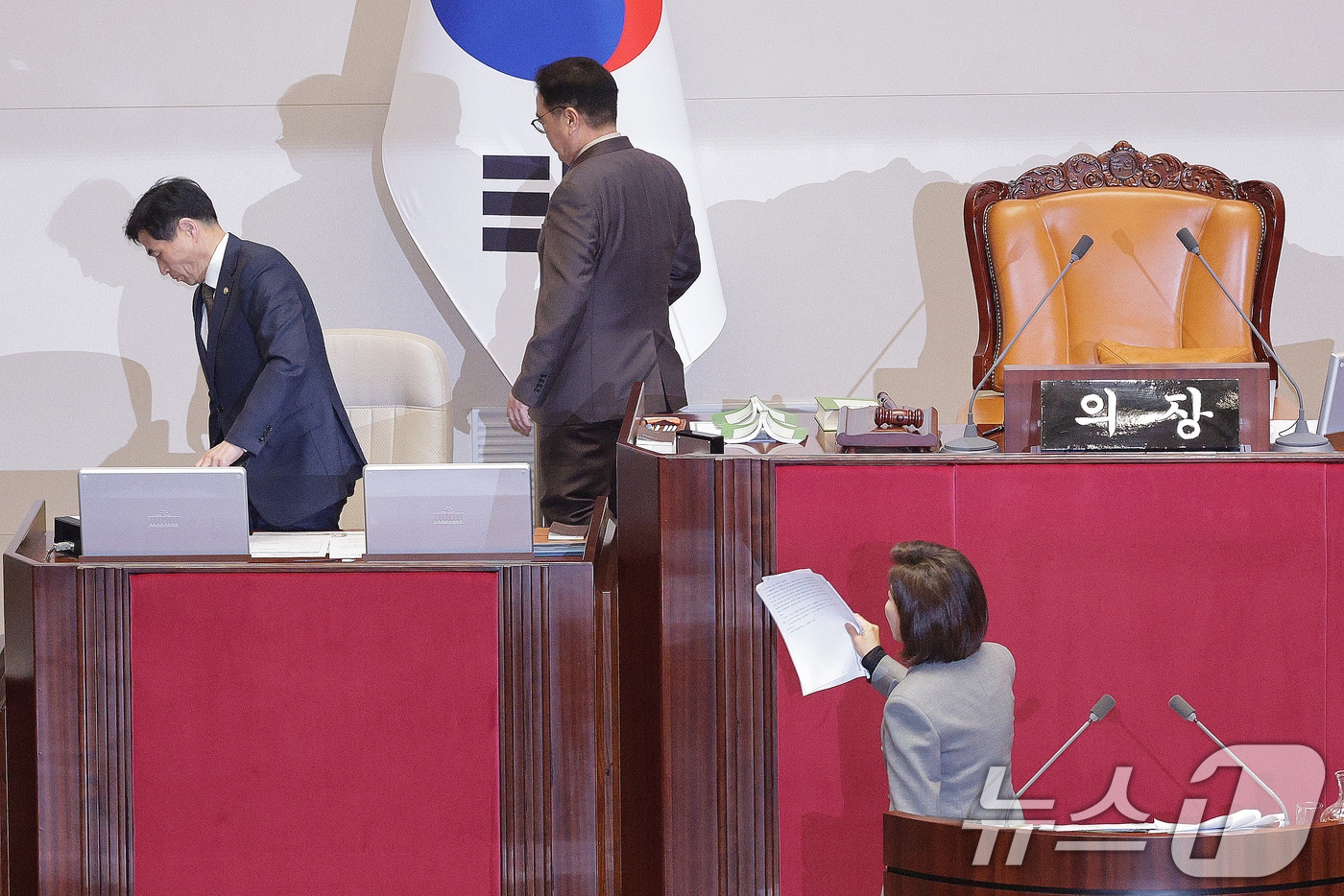 나경원 국민의힘 의원이 9일 서울 여의도 국회에서 열린 제429회국회(정기회) 제16차 본회의에서 무제한 토론(필리버스터) 중 우원식 의장이 정회를 선포하자 항의하고 있다. 2025.12.9/뉴스1 ⓒ News1 신웅수 기자