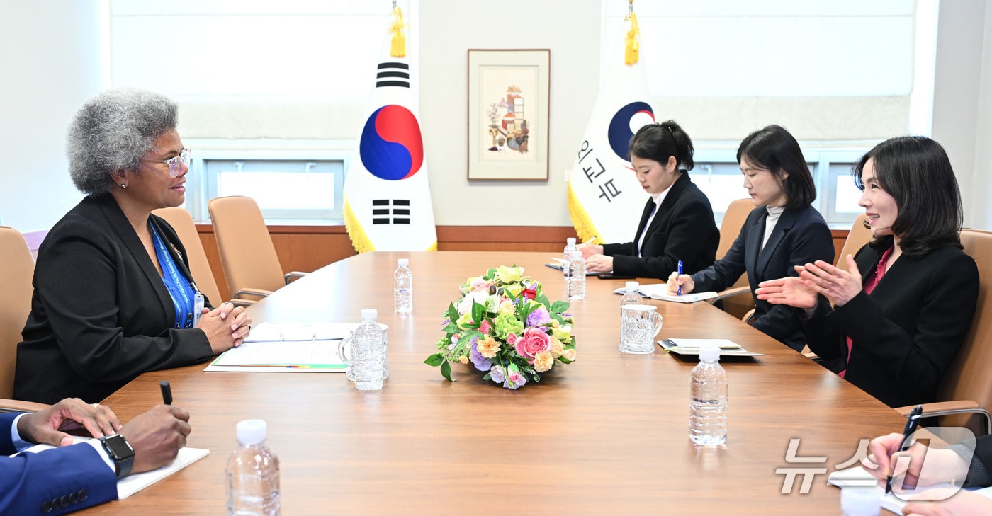 김진아 외교부 2차관은 9일 제6차 한-태평양도서국 외교장관회의 참석차 방한한 레노라 게렝게레탐부아 피지 외교부 부장관과 면담을 가졌다. 2025.12.09. (외교부 제공)