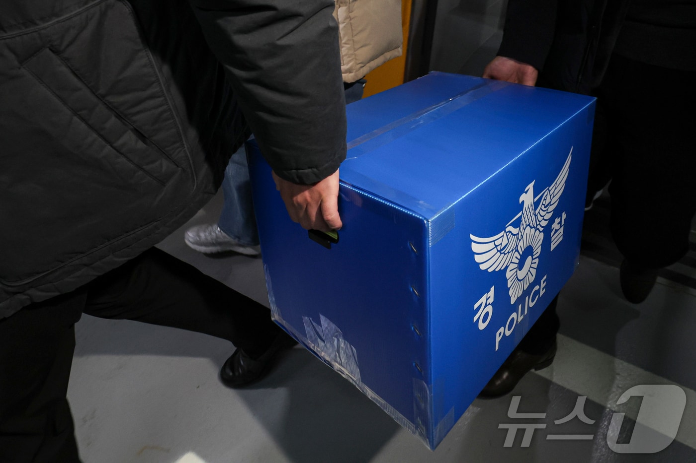 경찰이 대규모 개인정보 유출 사태를 빚은 쿠팡을 상대로 강제수사에 나선 지난 9일 오후 서울 송파구 쿠팡 본사 사무실에서 압수수색을 마친 경찰들이 압수품을 옮기고 있다. &#40;공동취재&#41; 2025.12.9/뉴스1 ⓒ News1 김진환 기자