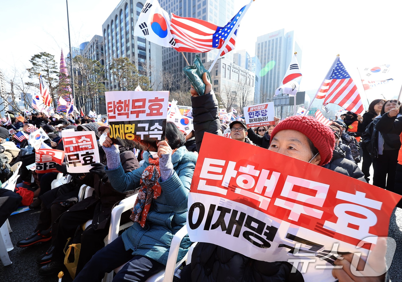 1일 오후 서울 종로구 동화면세점 일대에서 대한민국바로세우기국민운동본부 주최로 열린 윤석열 대통령 탄핵 반대 집회에서 지지자 등이 손피켓과 태극기, 성조기를 흔들며 구호를 외치고 있다. 2025.2.1/뉴스1 ⓒ News1 박정호 기자