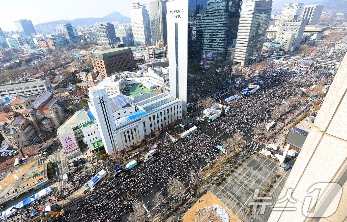 1일 오후 서울 종로구 동화면세점 일대에서 대한민국바로세우기국민운동본부 주최로 열린 윤석열 대통령 탄핵 반대 집회에서 지지자 등이 손피켓과 태극기, 성조기를 흔들며 구호를 외치고 있다. 2025.2.1/뉴스1 ⓒ News1 박정호 기자