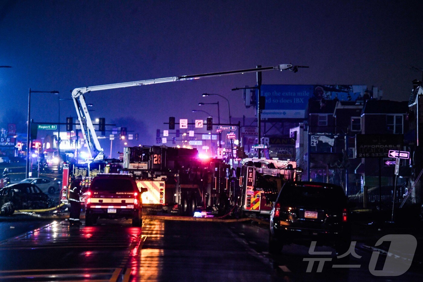 미국 펜실베이니아주 필라델피아에서 31일&#40;현지시간&#41; 의료용 수송기가 추락한 가운데 응급구조당국 관계자들이 현장에서 대응하고 있다. 2025.1.31 ⓒ AFP=뉴스1 ⓒ News1 강민경 기자