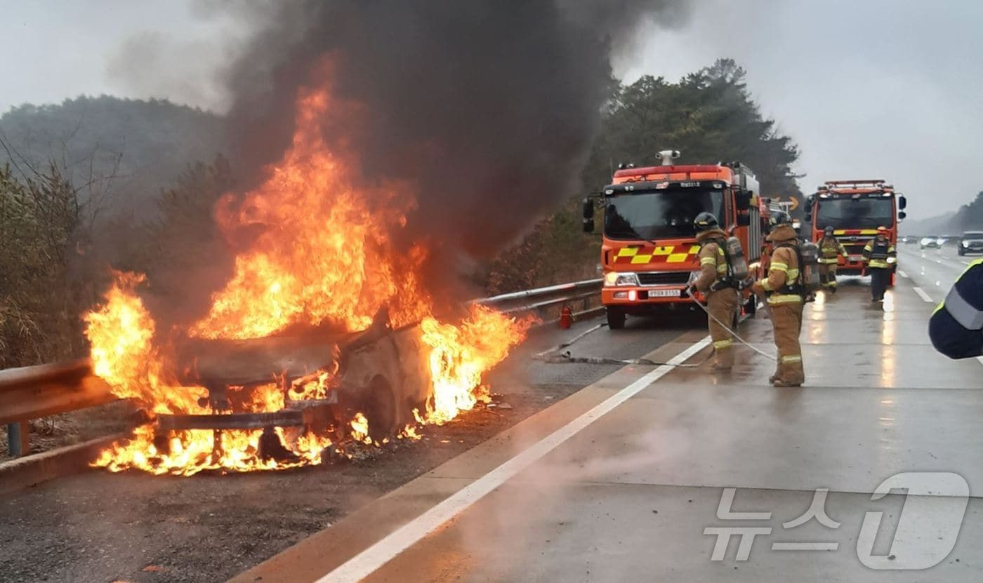 1일 오후 1시34분쯤 경북 영천시 임고면 대구포항고속도로 포항방향 35㎞ 지점을 달리고 있던 차량에서 불이 나 소방 당국이 출동해 20여분 만에 진화했다.(경북소방본부 제공)