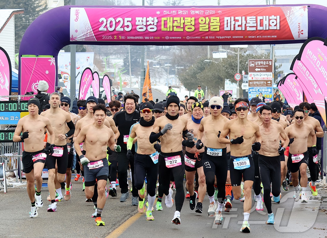 1일 오전 평창 대관령면 송천 대관령눈꽃축제장에서 열린 ‘2025 평창 대관령 알몸 마라톤대회’에서 참가자들이 힘차게 출발하고 있다. (평창군 제공) 2025.2.1/뉴스1