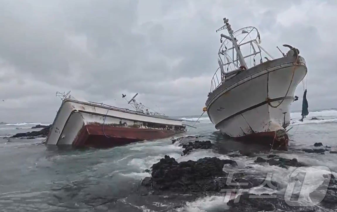제주시 구좌읍 하도리 토끼섬 인근 해상에서 좌초된 애월선적 '33만선호'(29톤·승선원 8명)와 '삼광호'(32톤·승선원 7명)가 반파돼 있다. (제주해양경찰청 제공).2025.2.1/뉴스1 ⓒ News1 홍수영 기자
