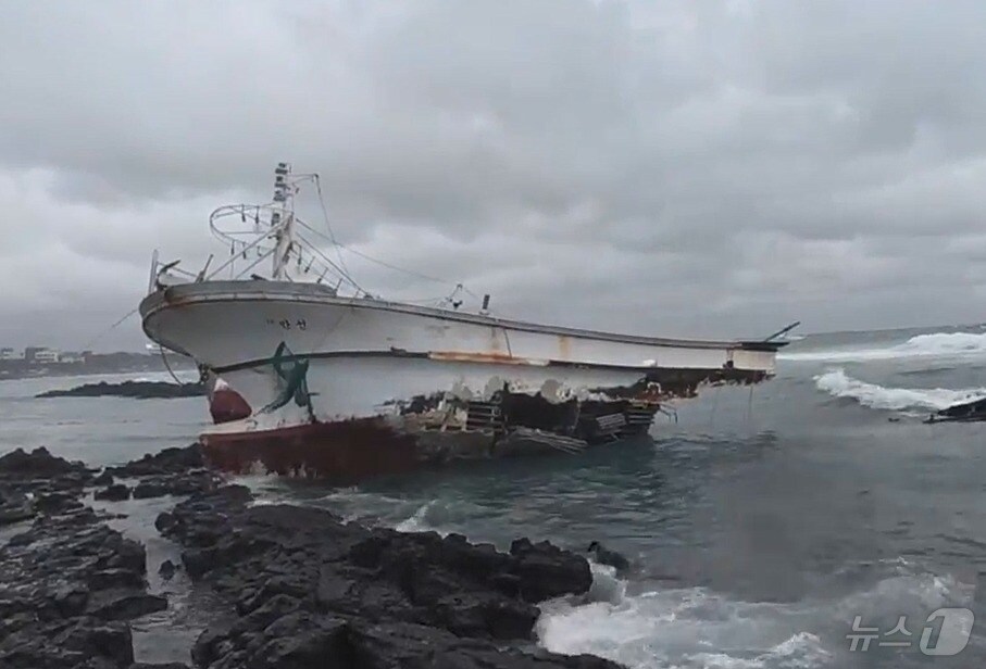 1일 오전 9시 25분쯤 제주시 구좌읍 하도리 토끼섬 인근 해상에서 좌초된 애월선적 '33만선호'(29톤·승선원 8명)와 '삼광호'(32톤·승선원 7명)가 반파돼 있다. 이날 사고로 승선원 15명 중 2명이 숨지고 2명은 실종 상태다. 나머지 11명은 구조됐다.(제주해양경찰청 제공).2025.2.1/뉴스1 ⓒ News1 홍수영 기자