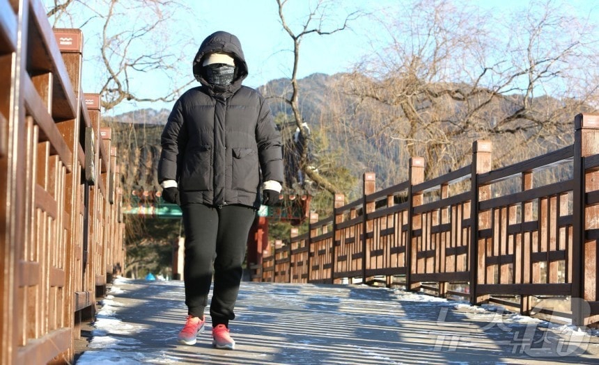 충북 제천시의 한 시민이 최근 방한용품으로 몸을 감싼 채 의림지에서 운동을 하고 있다./뉴스1