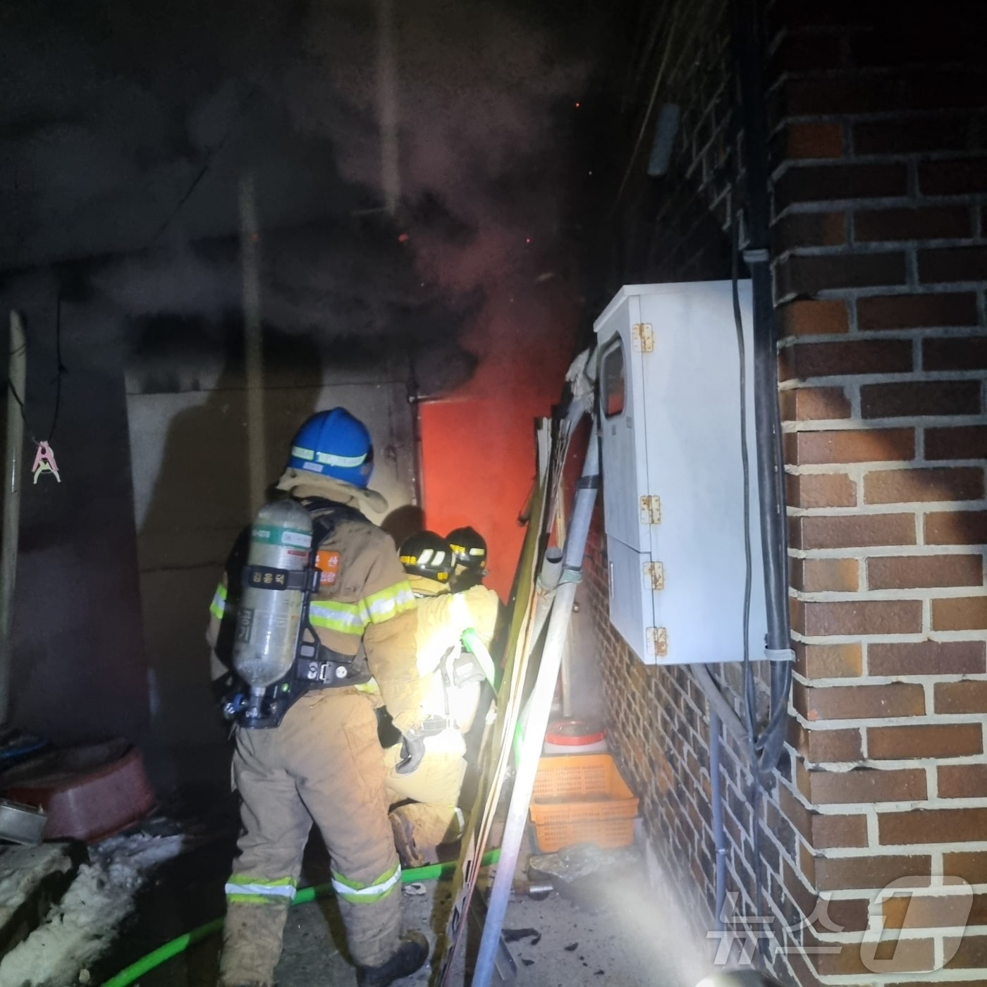 9일 오후 11시 36분께 전북 군산시 대야면 한 단독주택에서 불이 났다.(전북소방 제공) 2025.2.10/뉴스1 