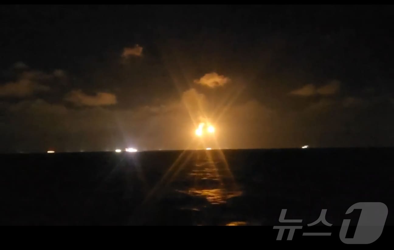 9일 오후 전남 여수시 삼산면 하백도 인근 해상에서 서경호 실종자 수색을 위해 해경이 조명탄을 밝히며 밤샘 작업을 이어가고 있다.(여수해경 제공)2025.2.10/뉴스1