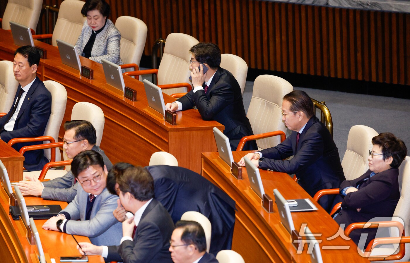 권영세 국민의힘 비상대책위원장과 권성동 원내대표가 10일 서울 여의도 국회 본회의장에서 이재명 더불어민주당 대표의 교섭단체 대표연설을 듣고 있다. 2025.2.10/뉴스1 ⓒ News1 안은나 기자