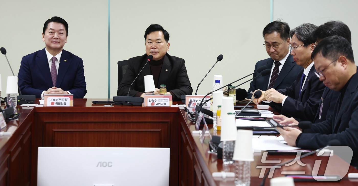 김승수 국민의힘 의원&#40;왼쪽 두번째&#41;이 10일 오전 서울 여의도 국회 의원회관에서 열린 &#39;국민의힘 AI 3대강국 도약 특별위원회 콘텐츠 분야 소위원회 간담회&#39;에서 인사말을 하고 있다. &#40;사진은 기사 내용과 무관함&#41; 2025.2.10/뉴스1 ⓒ News1 김민지 기자