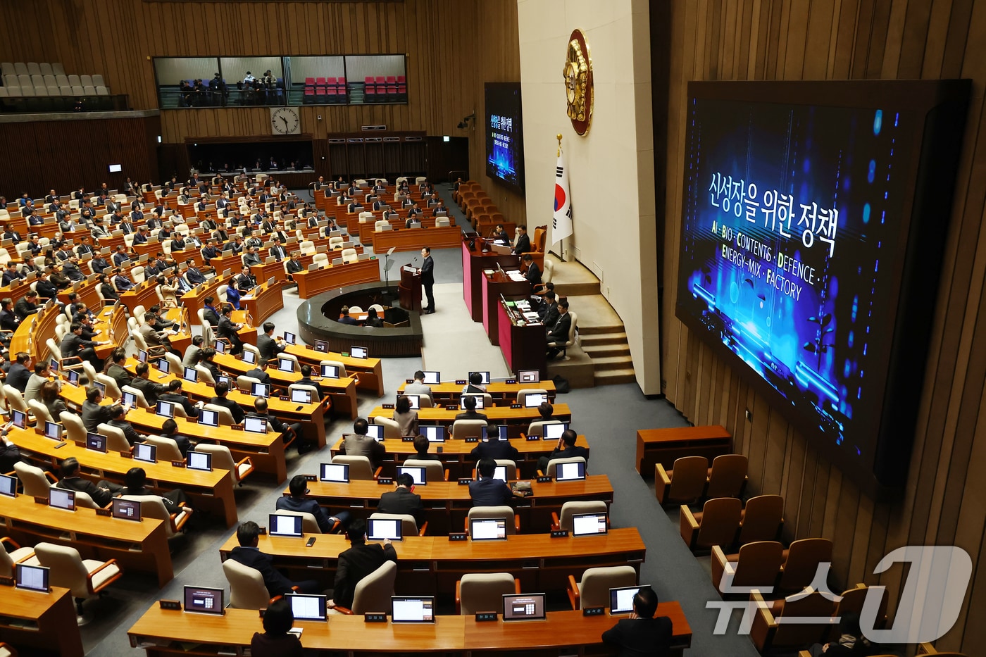 이재명 더불어민주당 대표가 10일 오전 서울 여의도 국회에서 열린 본회의에서 교섭단체 대표연설을 하고 있다. 2025.2.10/뉴스1 ⓒ News1 김민지 기자