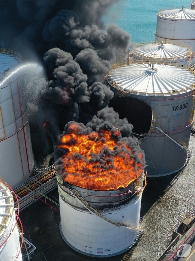 10일 오전 11시 15분께 울산 울주 온산읍에 위치한 유나이티드터미널코리아(UTK) 내 탱크터미널에서 화재가 발생해 불길이 치솟고 있다.(울산해양경찰서 제공) 2025.2.10/뉴스1