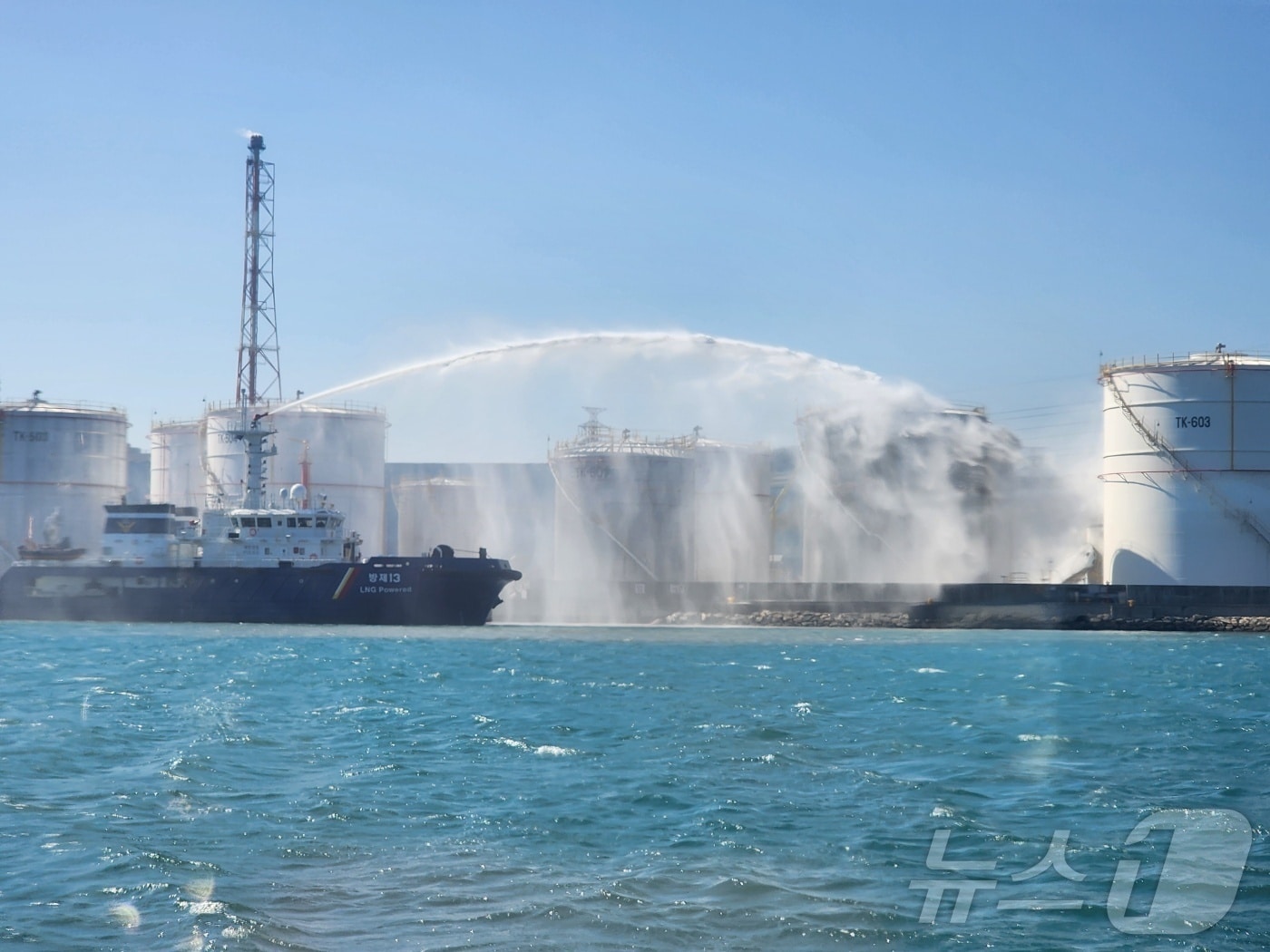 10일 오전 11시 28분경 온산 UTK부두 인근 UTK공장(육상) 탱크에서 원인미상의 폭발·화재가 발생해 울산해양경찰서가 특수정 3척, 구조대 1척, 연안구조정 1척, 경비함정 2척을 동원해 진압하고 있다.(울산해경 제공)