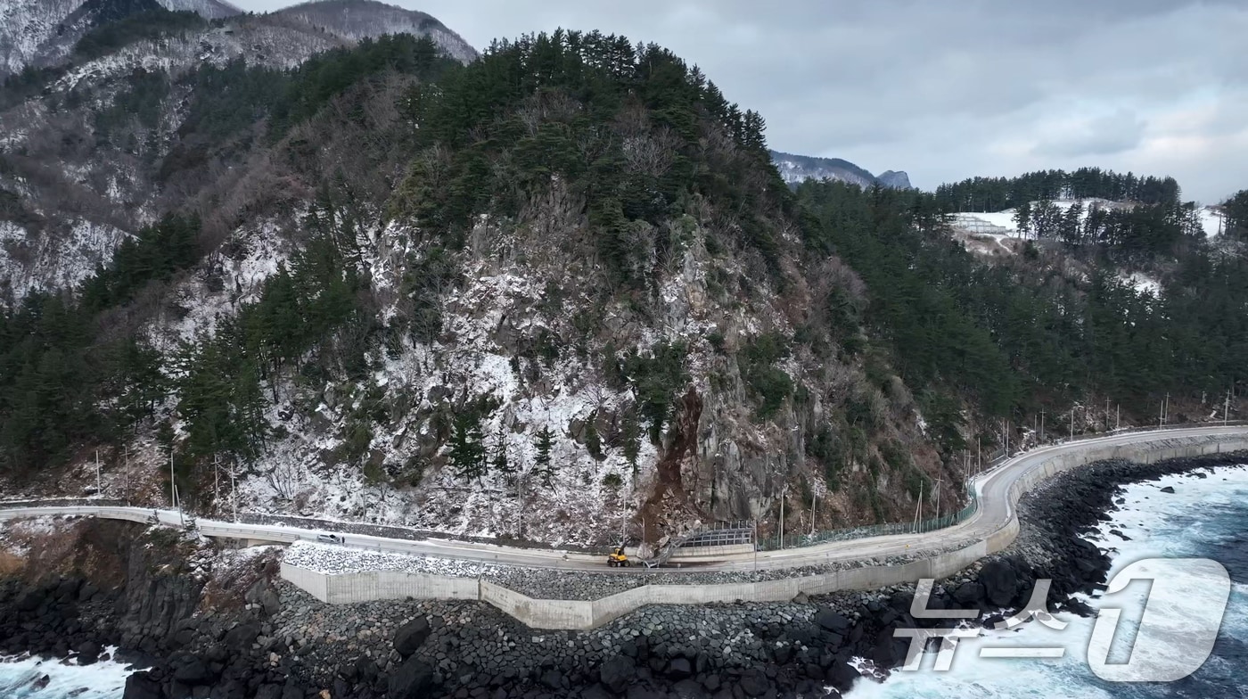 12일 오후 경북 울릉군이 중장비를 투입해 섬 일주도로에서 발생한 낙석 제거 작업을 하고 있다. 울릉군은 지난 9일 오전 5시쯤 발생한 낙석으로 북면 죽암에서 천부리 구간 양방향을 전면 통제하고 있다. (울릉군제공) 2025.2.10/뉴스1 ⓒ News1 최창호 기자