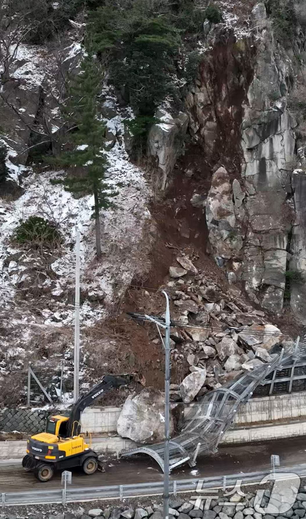 12일 오후 경북 울릉군이 중장비를 투입, 섬 일주도로에서 발생한 낙석 제거 작업을 하고 있다. 울릉군은 지난 9일 오전 5시쯤 발생한 낙석으로 북면 죽암에서 천부리 구간 양방향을 전면 통제하고 있다. (울릉군 제공) 2025.2.10/뉴스1 ⓒ News1 최창호 기자