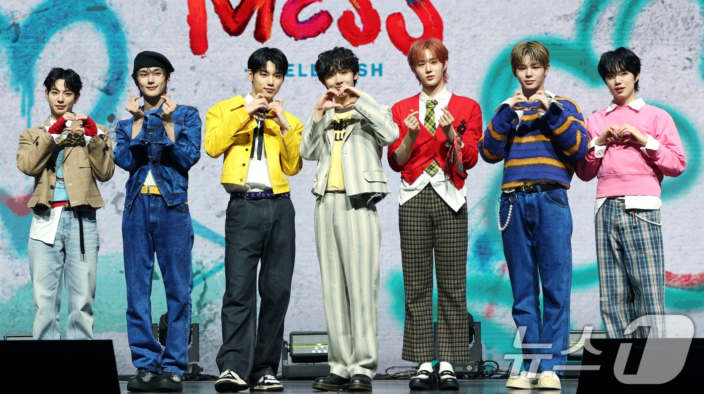 그룹 이븐의 케이타(왼쪽부터)와 박한빈, 이정현, 유승언, 지윤서, 문정현, 박지후 ⓒ News1