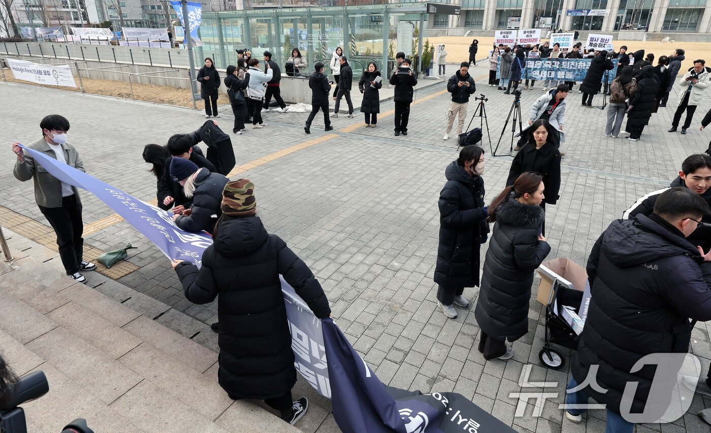 윤석열 대통령의 파면을 촉구하며 행진하는 연세대 행동 회원들&#40;위&#41;이 10일 서울 서대문구 연세대학교 신촌캠퍼스 학생회관 앞에서 기자회견을 준비하는 탄핵을 반대하는 연세인들&#40;아래&#41;과 대립하고 있다. 2025.2.10/뉴스1 ⓒ News1 이동해 기자