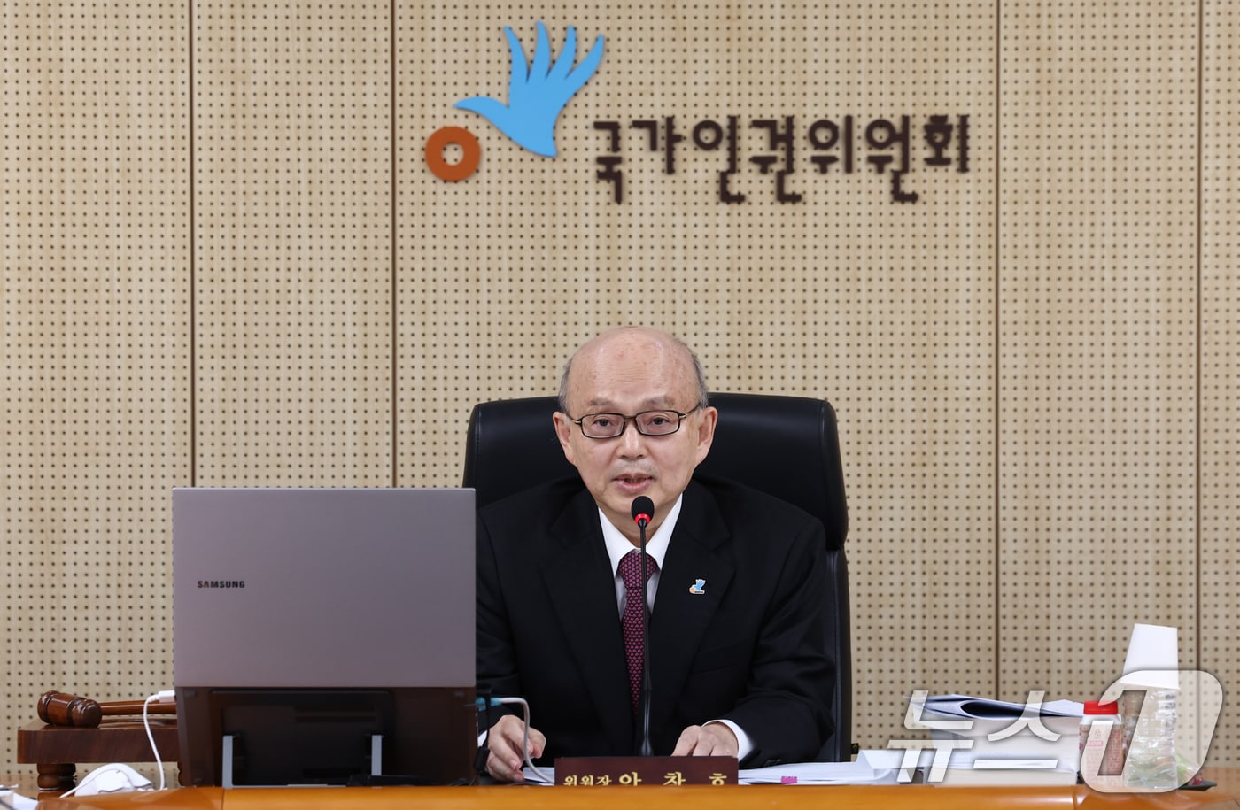 안창호 국가인권위원회 위원장이 10일 서울 중구 국가인권위에서 열린 '국가인권위원회 2차 전원위원회'에서 발언하고 있다. 2025.2.10/뉴스1 ⓒ News1 신웅수 기자