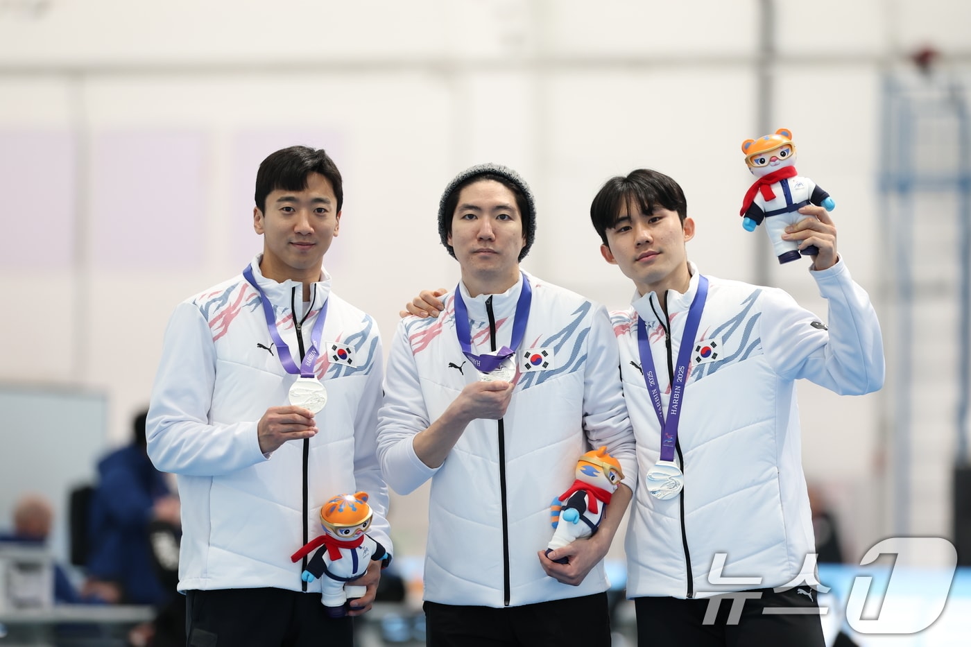 10일(현지시간) 중국 헤이룽장성 하얼빈 스피드 스케이트 오벌에서 열린 하얼빈 동계아시안게임 스피드 스케이팅 남자 팀 스프린트 시상식에서 김준호, 차민규, 조상혁이 포토타임을 갖고 있다. 한국은 스피드스케이팅 남자 팀 스프린트에서 1분20초48을 기록, 중국(1분19초22)에 이어 은메달을 차지했다. 2025.2.10/뉴스1 ⓒ News1 이승배 기자