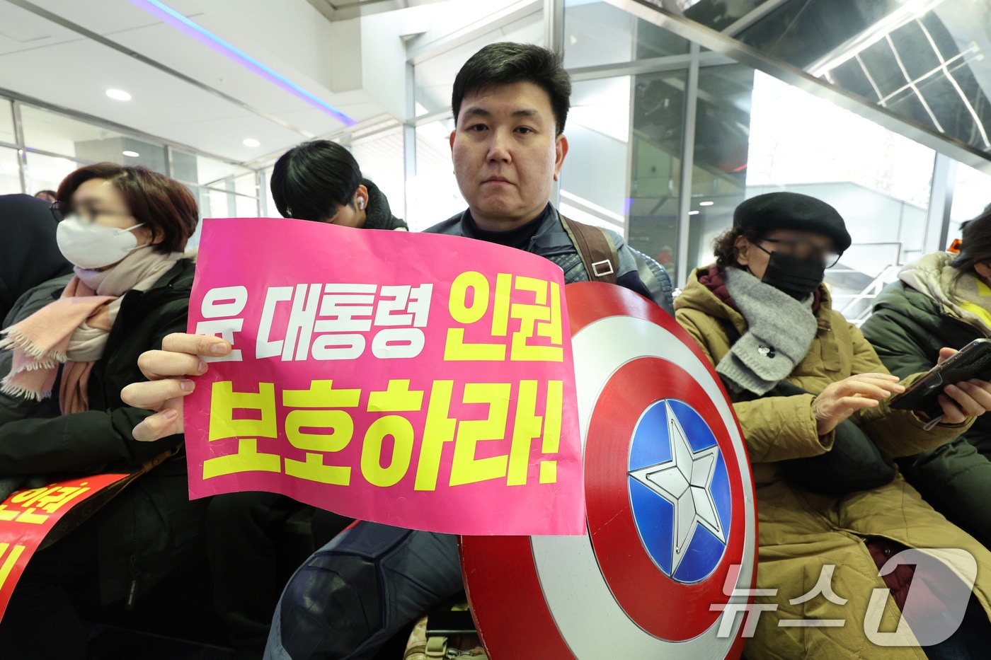 10일 오전 서울 중구 국가인권위원회 앞에서 윤석열 대통령 지지자가 윤 대통령의 불구속 수사를 권고할 것을 인권위에 촉구하고 있다. 이날 인권위는 2차 전원위원회에서 &#39;계엄 선포로 야기된 국가적 위기 극복 대책 권고의 건&#39;을 상정할 예정이다. 일명 &#39;윤 대통령 방어권 보장 안건&#39;으로 불리는 이 안건은 김용원 상임위원이 주도해 발의한 것으로 윤 대통령의 탄핵 심판 방어권 보장과 불구속 수사를 내용으로 담고 있어 논란이 일고 있다. 2025.2.10/뉴스1 ⓒ News1 신웅수 기자