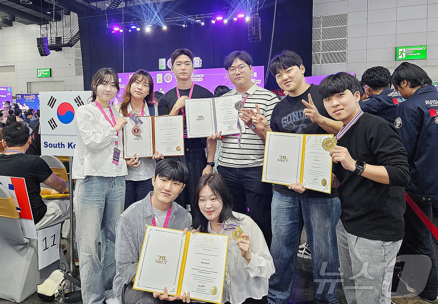 '태국 방콕 지식재산·발명·혁신·기술 전시회'에서 수상한 영남이공대 학생들이 기념촬영을 하고 있다. (영남이공대 제공)
