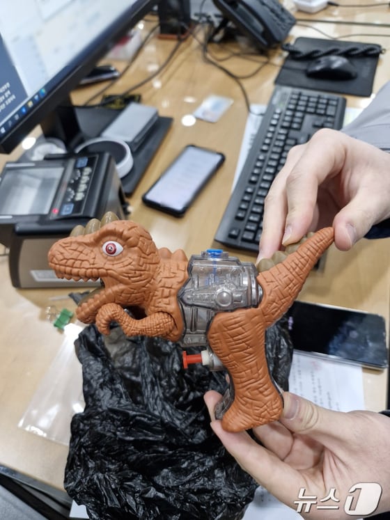 30대 남성이 은행 강도 행각을 벌일 때 사용한 공룡 모양 물총(시장경찰서 제공)