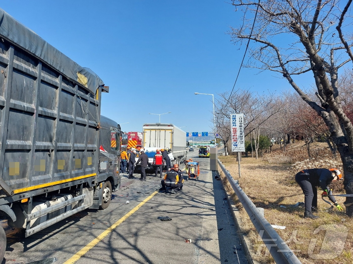 10일 오전 부산 사상구 강변대로 3중 추돌 교통사고 현장.(사상경찰서 제공)