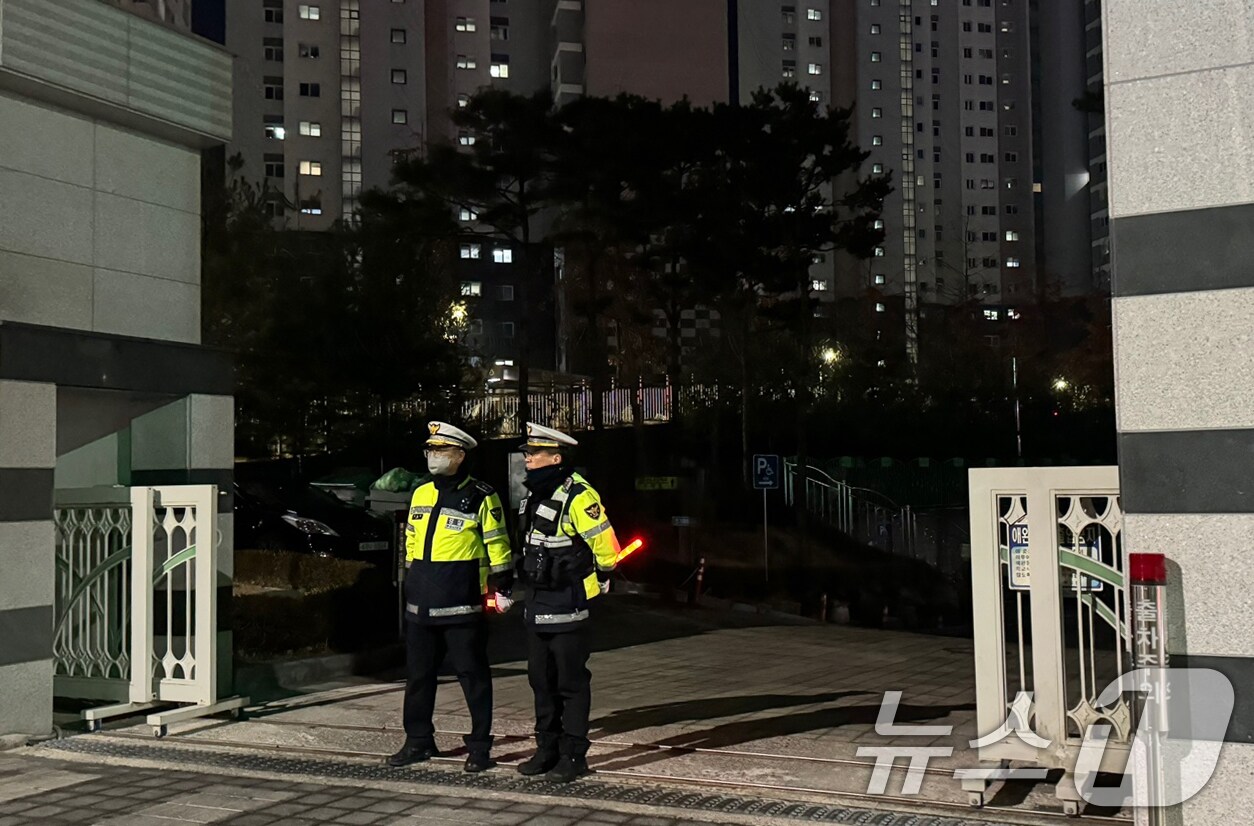 10일 대전 서구 한 초등학교에서 초등학교 1학년 A양이 흉기에 찔려 사망하는 사고가 발생했다. 현장에서 돌봄교사 B(40대)씨도 자상을 입었으나 의식이 있는 상태로 발견돼 병원으로 옮겨졌다. 사고가 발생한 초등학교에 경찰이 통제하고 있다. 2025.2.10/뉴스1 ⓒ News1 양상인 기자