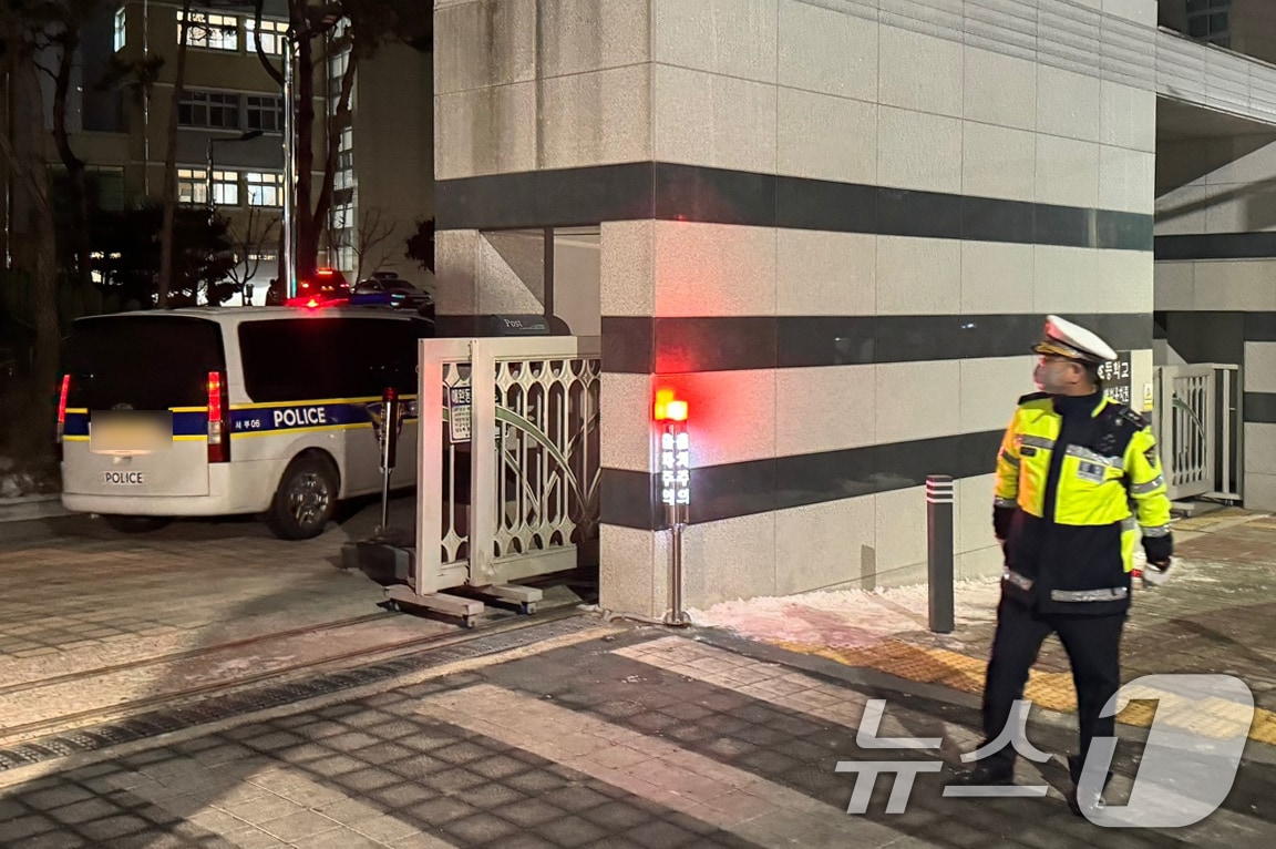 10일 대전 서구 한 초등학교에서 초등학교 1학년 A양이 흉기에 찔려 사망하는 사고가 발생했다. 현장에서 돌봄교사 B&#40;40대&#41;씨도 자상을 입었으나 의식이 있는 상태로 발견돼 병원으로 옮겨졌다. 사고가 발생한 초등학교에 경찰 차량이 들어가고 있다. 2025.2.10/뉴스1 ⓒ News1 양상인 기자