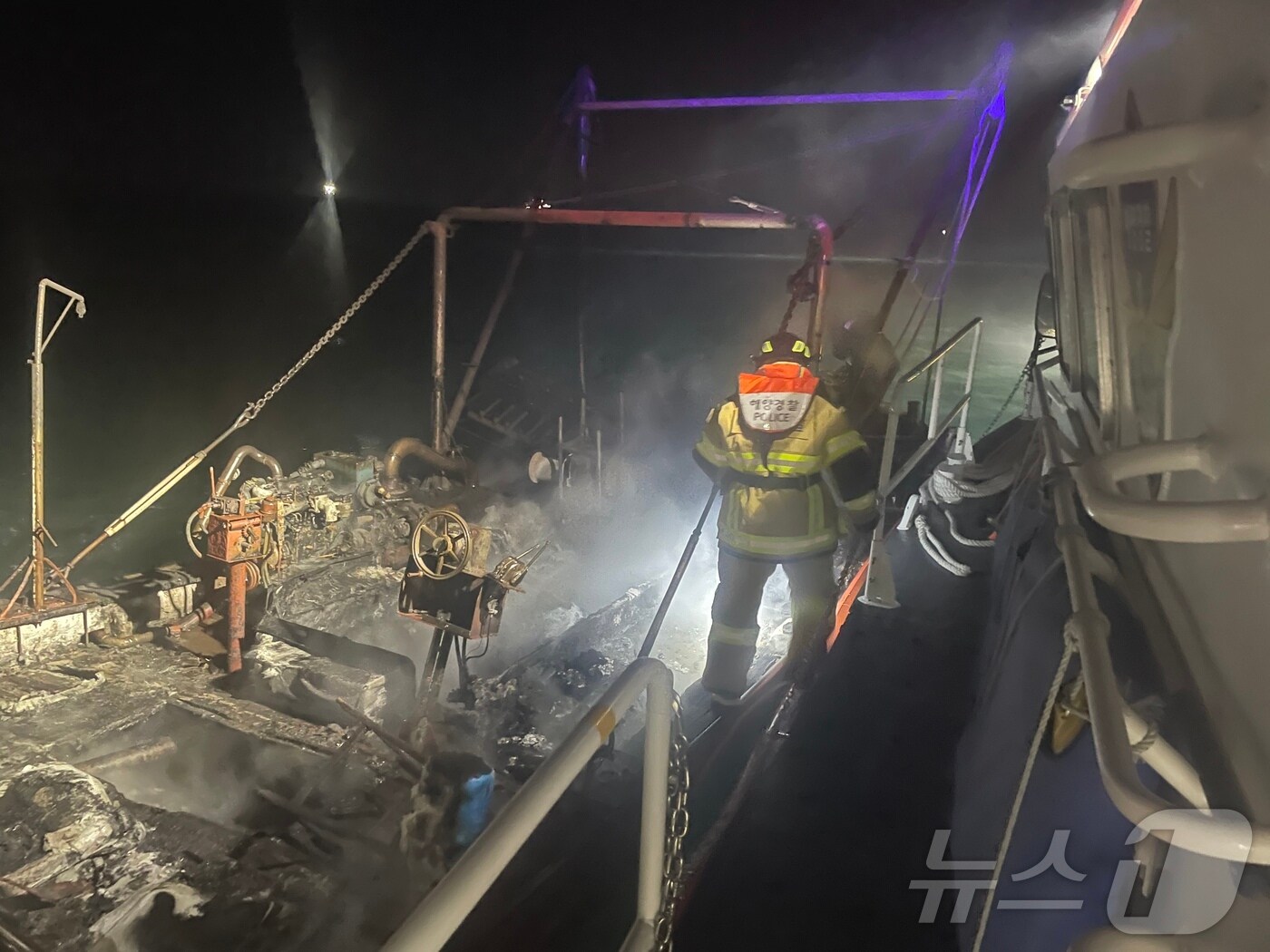 10일 오후 9시59분쯤 부산 강서구 진우도 남쪽 1.5㎞ 해상에서 1~2톤급으로 추정되는 어선 A호에서 불이 났다. 사진은 불에 탄 어선 모습(창원해경 제공)