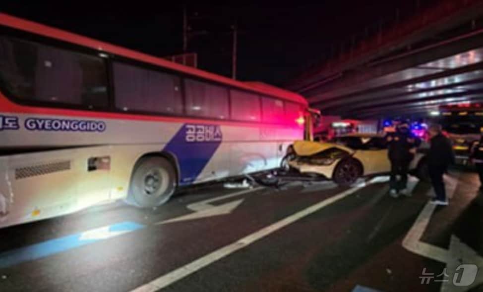 지난 10일 오후 10시 15분쯤 경기 화성시 병점복합타운 삼거리 부근에서 버스와 승용차 등 7중 추돌사고가 발생했다.(경기도소방재난본부 제공)/