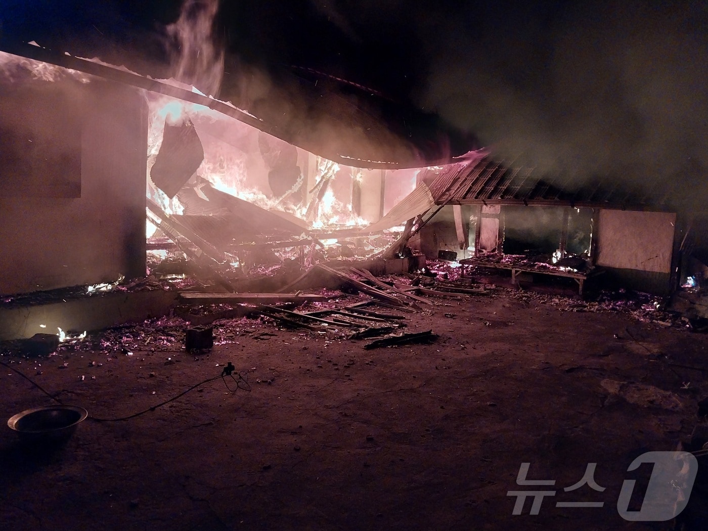 불이 난 주택.(경남소방본부 제공)