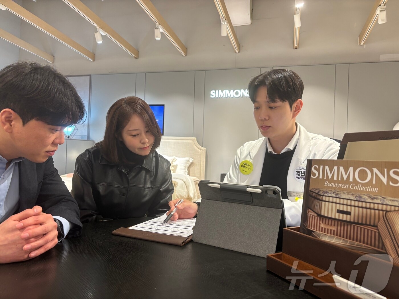 롯데백화점 대구점 8층 시몬스 매장에서 예비 신혼부부가 매장 직원에게 상담을 받고 있다.(롯데백화점 대구점 제공)