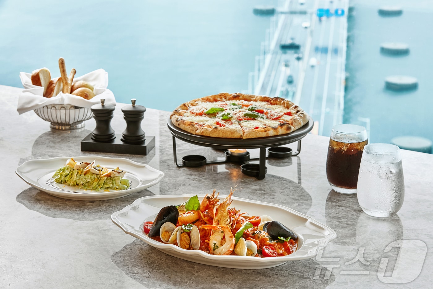 윈덤 그랜드 부산, 졸업·입학생 할인 프로모션 홍보 매뉴(윈덤그랜드부산 제공)