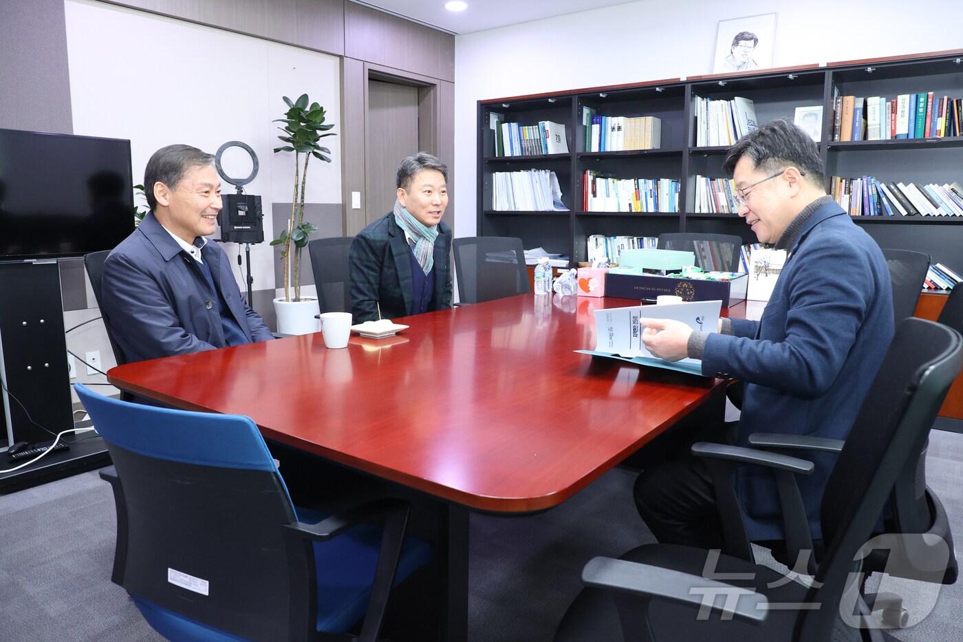 전춘성 전북자치도 진안군수(왼쪽 첫번째)가 국회를 방문해 안호영 의원(오른쪽 첫번째)을 만나 현안 사업에 대한 지원을 요청하고 있다.(진안군제공)2025.2.11/뉴스1