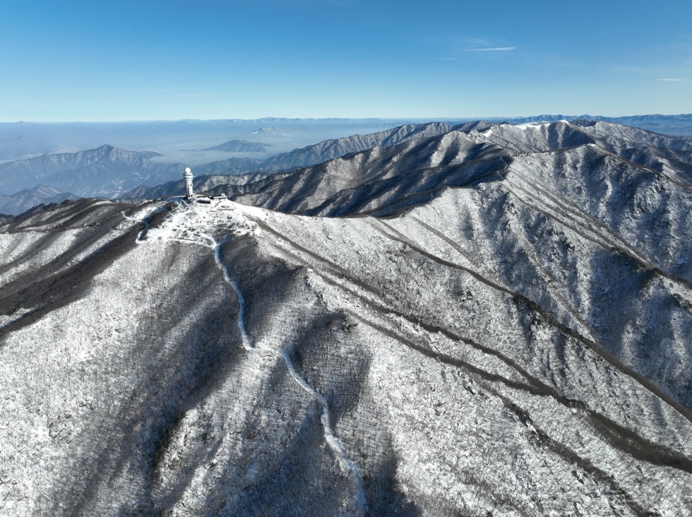 충북 소백산북부사무소가 지난 1일 드론으로 촬영한 소백산 정상 인근 모습.(소백산북부사무소)/뉴스1 