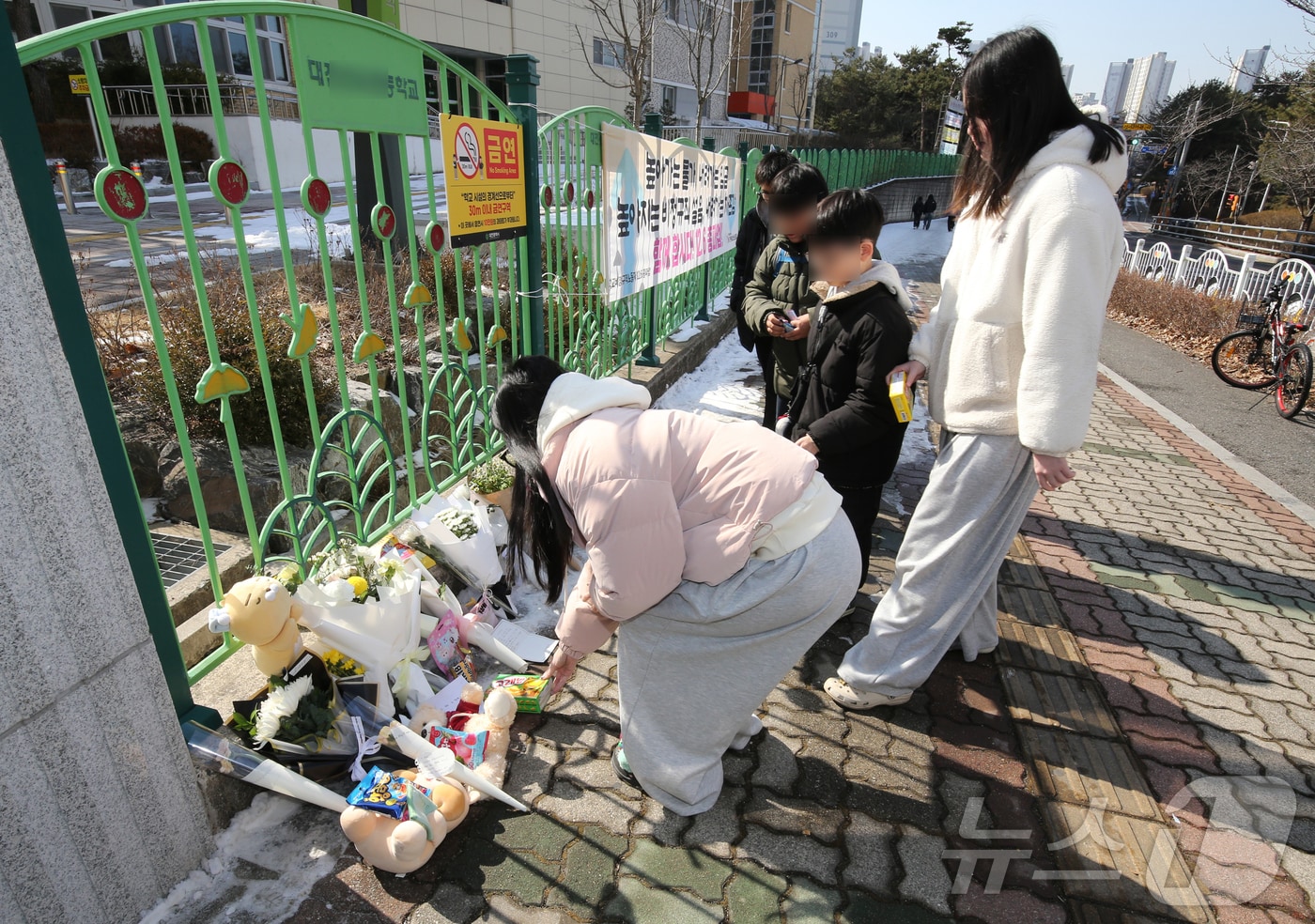 지난 10일 대전 서구 한 초등학교에서 1학년 A양이 교사에 의해 흉기에 찔려 사망하는 사고가 발생했다. 11일 범행이 발생한 학교에서 학생들이 A양을 추모하고 있다. 2025.2.11/뉴스1 ⓒ News1 김기태 기자