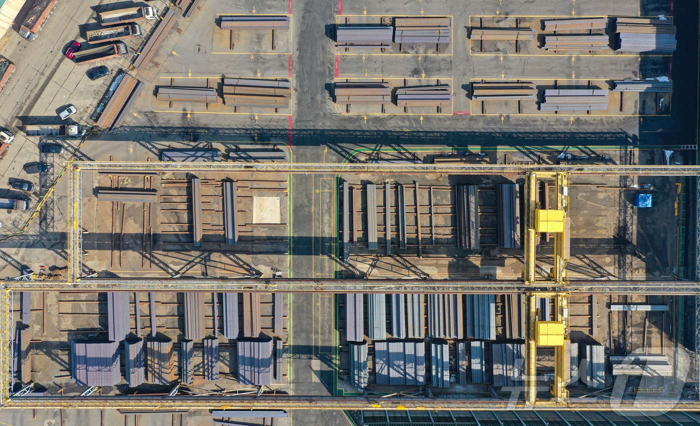 11일 인천의 한 제철공장에 철근이 쌓여 있다. 2025.2.11/뉴스1 ⓒ News1 김도우 기자