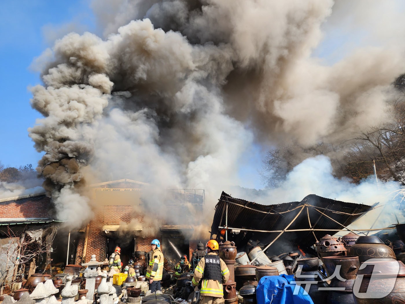 11일 오후 1시 50분쯤 광주 북구 문흥동의 한 골동품 가게에서 불이 나 소방당국이 불을 진화하고 있다.(독자 제공)2025.2.11/뉴스1 