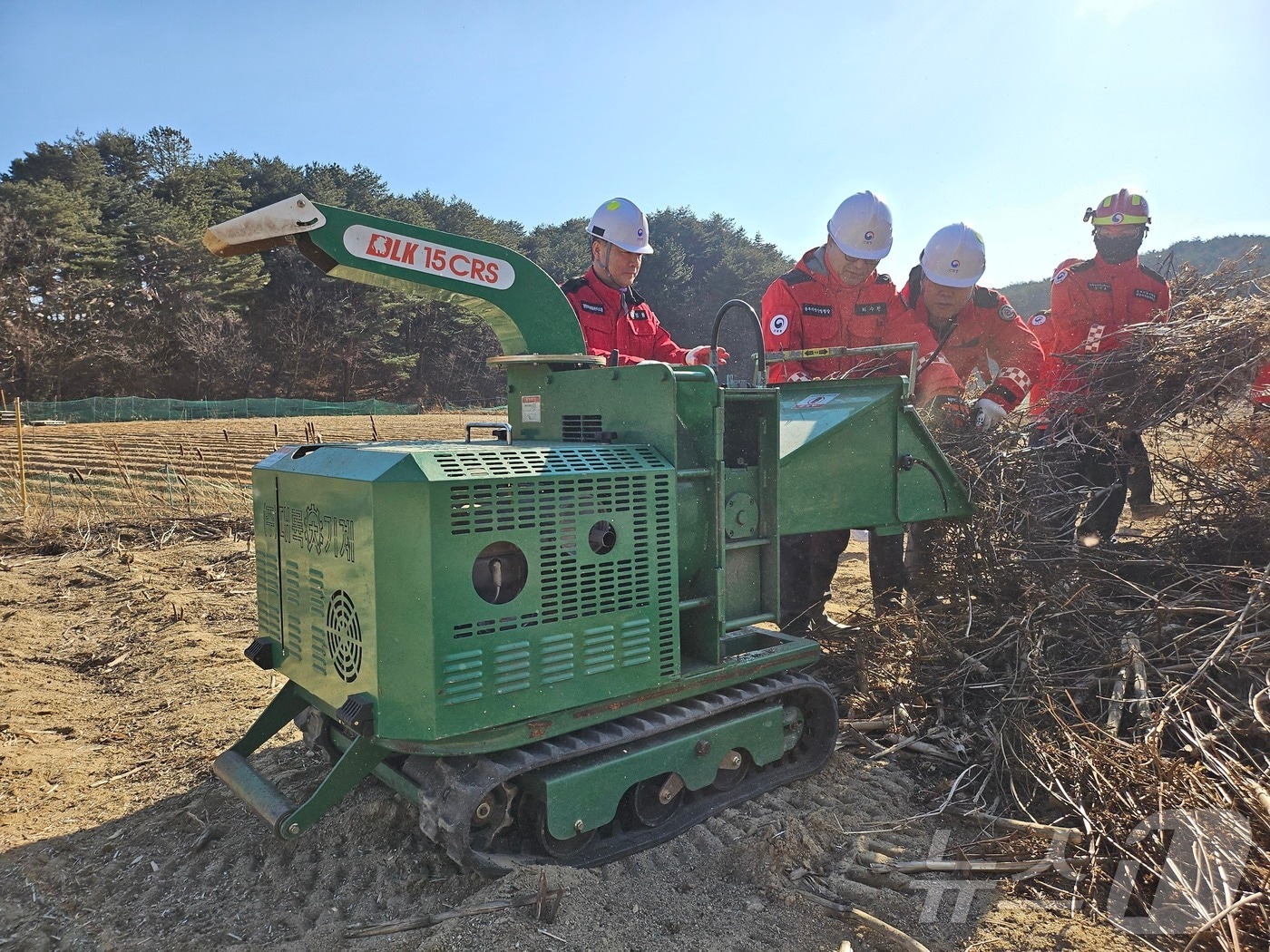 동부지방산림청과 강원 양양군 주관으로 11일 양양 손양면 일대에서 열린 영농부산물 수거·파쇄 합동캠페인.(동부산림청 제공) 2025.2.11/뉴스1