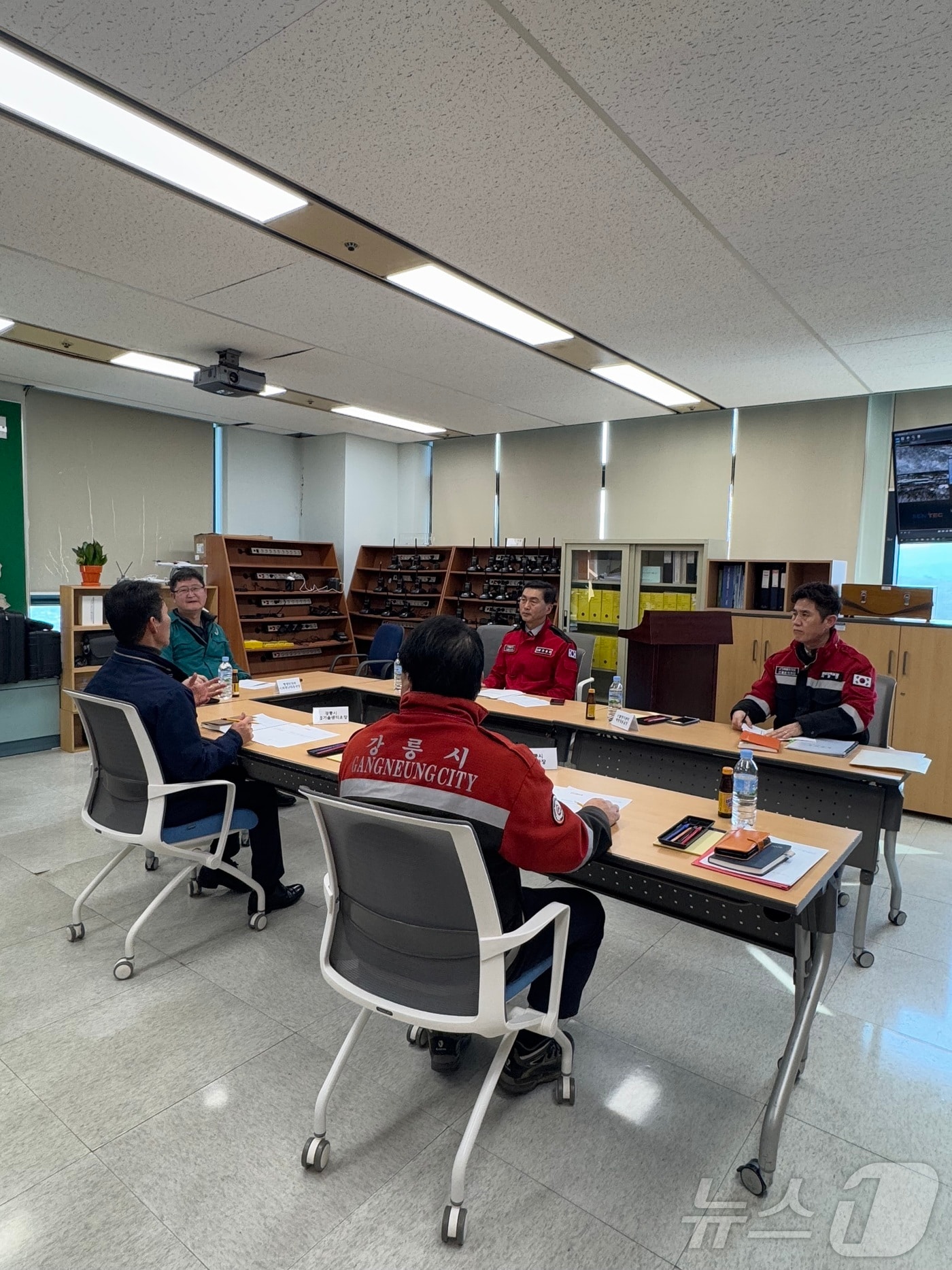 지난 11일 강원 강릉시 산불방지대책본부 상황실에서 열린 봄철 산불 대응 태세 대책회의.(강릉시 제공) 2025.2.11/뉴스1