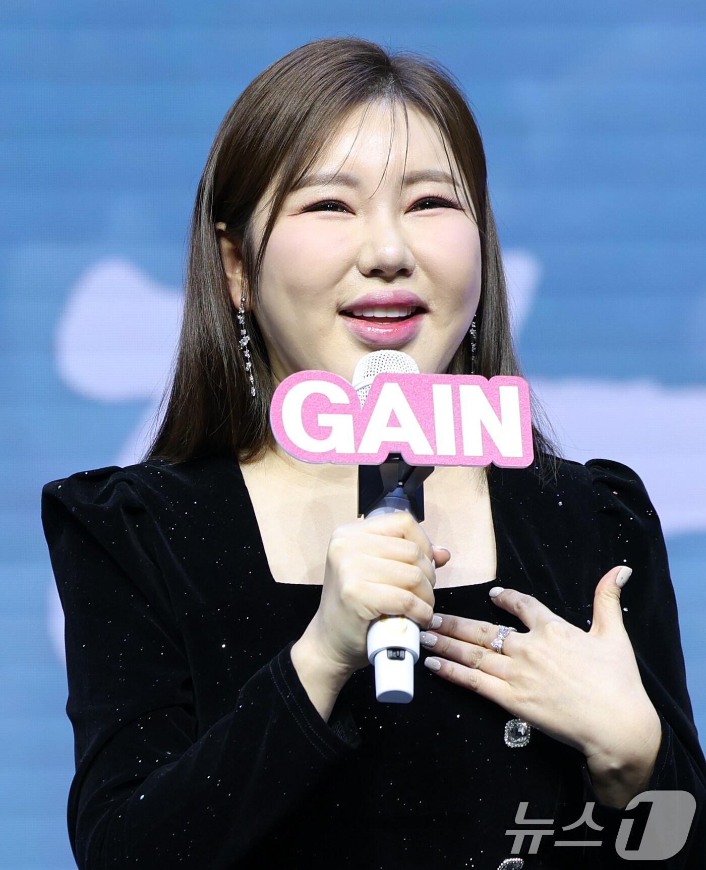 가수 송가인이 11일 서울 강서구 스카이아트홀에서 가진 정규 4집 '가인;달' 발매 쇼케이스에서 수록곡을 소개하고 있다. 2025.2.11/뉴스1 ⓒ News1 권현진 기자