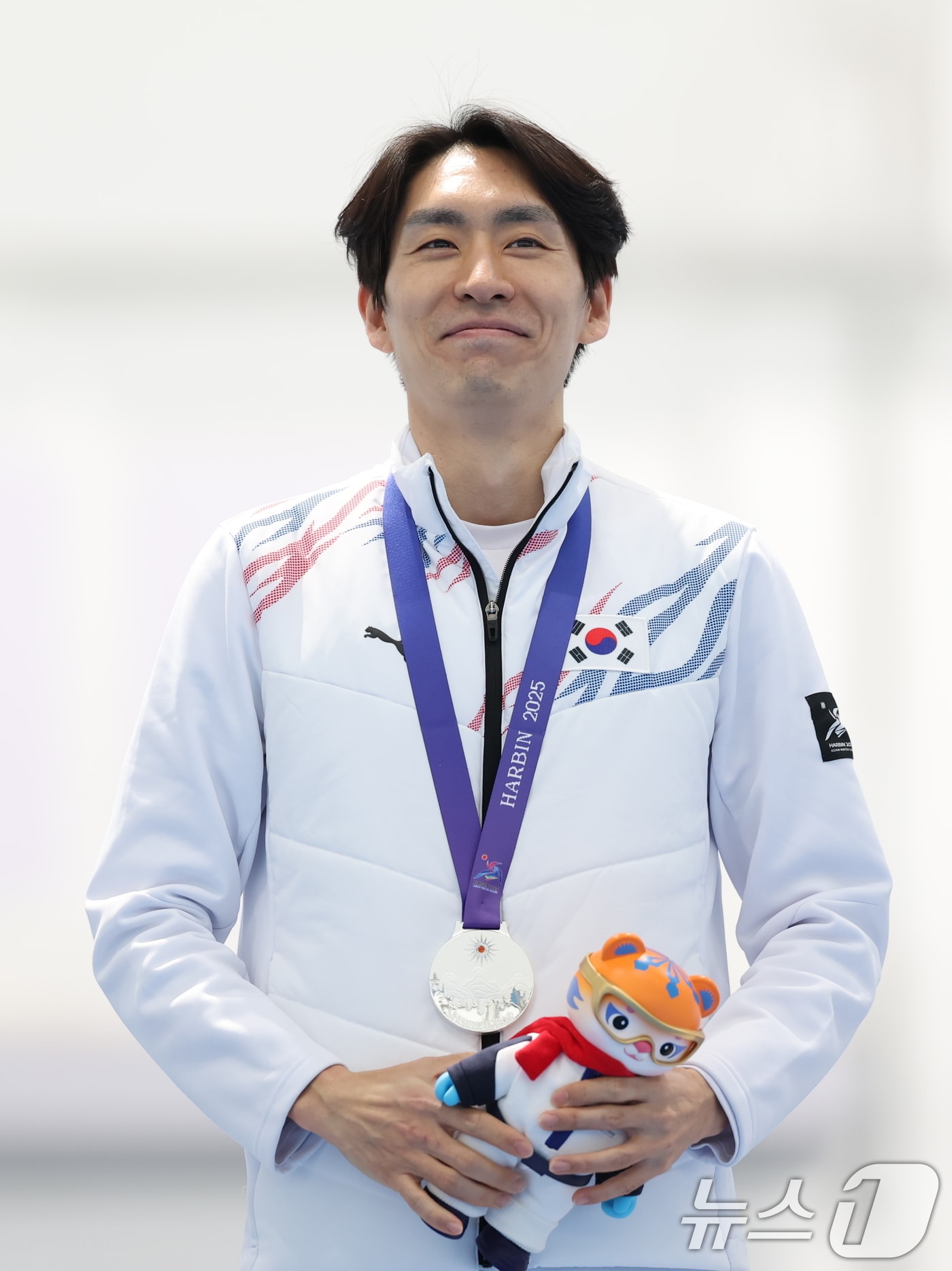 11일&#40;현지시간&#41; 중국 헤이룽장성 하얼빈 스피드 스케이트 오벌에서 열린 하얼빈 동계아시안게임 스피드 스케이팅 남자 팀추월 시상식에서 은메달을 차지한 이승훈이 미소 짓고 있다. 이승훈은 은메달을 목에 걸며 동계아시안게임 역대 최다 메달을 기록했다. 2025.2.11/뉴스1 ⓒ News1 이승배 기자