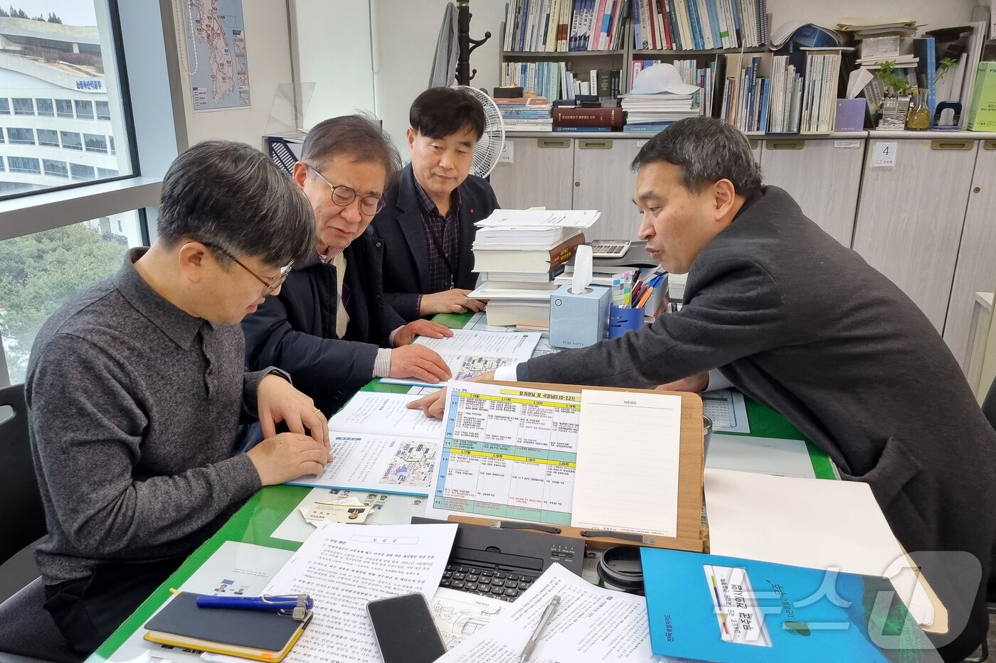 최정일 전북자치도 무주군 부군수가 10일 국토교통부를 찾아 관계자들에게 주요 사업의 국가계획 반영을 요청하고 있다.&#40;무주군 제공&#41; 2025.2.11/뉴스1