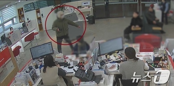 10일 오전 부산 기장군 일광읍에 있는 한 은행에서 강도가 고객과 직원을 위협하고 있다.(은행 CCTV 영상갈무리)